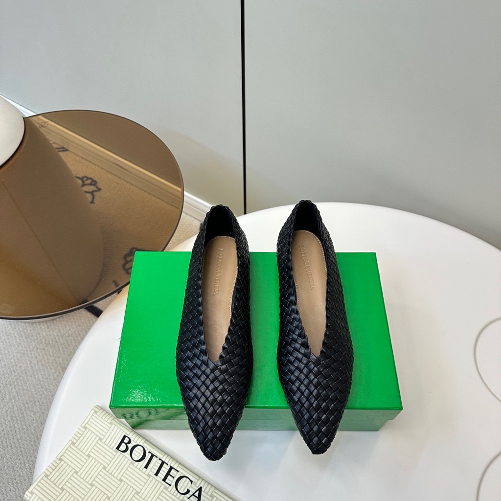 Bottega Veneta Intrecciato Woven Pointed-Toe Flats